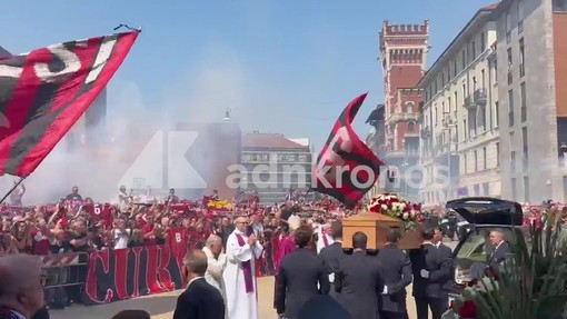 Baresi, centinaia di tifosi per l'ultimo saluto tra fumogeni e bandiere con n.6 Baresi, centinaia di tifosi per l'ultimo saluto tra fumogeni e bandiere con n.6