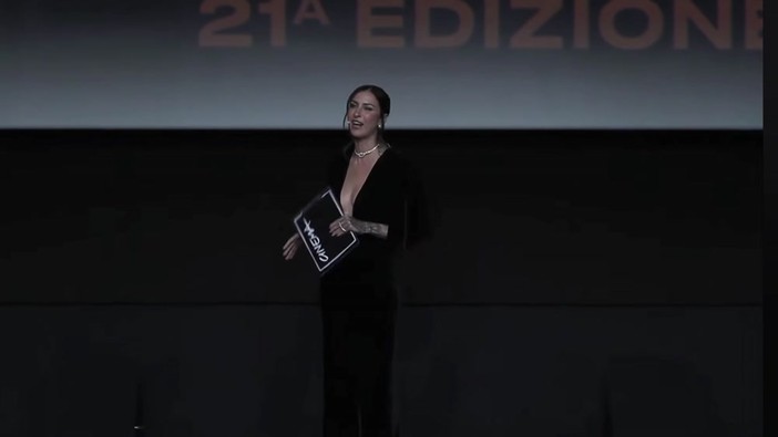 Festa del Cinema, gaffe di Ema Stokholma: "Ho il cuore a mille, come canta Paradiso". Ma la frase è di Calcutta