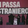 Donne in burqa sul palco di Pontida, lo show anti-islamizzazione Donne in burqa sul palco di Pontida, lo show anti-islamizzazione