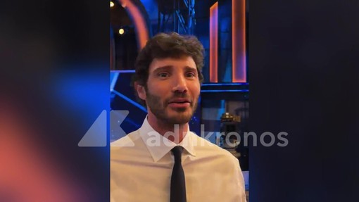 De Martino a lavoro su Sanremo: "Ho ascoltato centinaia di canzoni, idee per tanti ospiti" De Martino a lavoro su Sanremo: "Ho ascoltato centinaia di canzoni, idee per tanti ospiti"