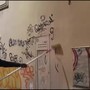 Il "giustiziere" anti-writer, Ghost Pitur in azione mentre ripulisce i muri imbrattati Il "giustiziere" anti-writer, Ghost Pitur in azione mentre ripulisce i muri imbrattati