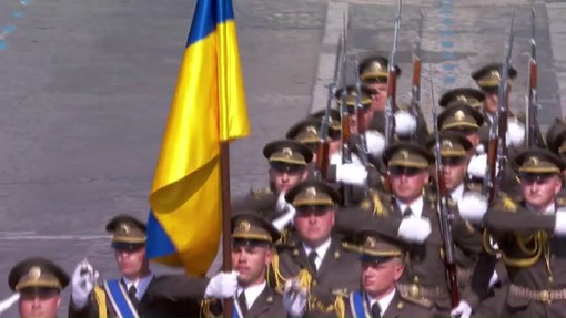 Ucraina, i soldati di Kiev sfilano nella parata di Parigi e Zelensky si commuove Ucraina, i soldati di Kiev sfilano nella parata di Parigi e Zelensky si commuove