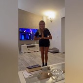 Ballando con le stelle, Noemi Bocchi imita il 'moonwalk'. L'ironia di Totti: "Ma che ti sei operata all'anca?" Ballando con le stelle, Noemi Bocchi imita il 'moonwalk'. L'ironia di Totti: "Ma che ti sei operata all'anca?"