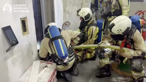 Incendio a Bruxelles, diversi morti e dispersi. L'intervento dei vigili del fuoco