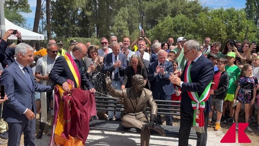 Una statua per Alberto Sordi, a Roma l'inaugurazione del monumento Una statua per Alberto Sordi, a Roma l'inaugurazione del monumento