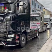 Continua la protesta di autotrasportatori e agricoltori, corteo rumoroso di tir e trattori a Campobasso Continua la protesta di autotrasportatori e agricoltori, corteo rumoroso di tir e trattori a Campobasso
