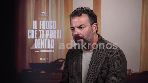 Venezia 83, Edoardo De Angelis: "'Il fuoco che ti porti dentro' è un amore che brucia e devasta" Venezia 83, Edoardo De Angelis: "'Il fuoco che ti porti dentro' è un amore che brucia e devasta"