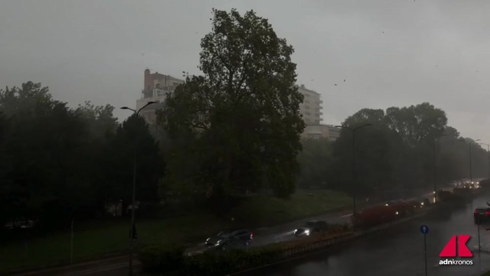 Nubifragio a Milano, raffiche di vento e strade allagate - Il video