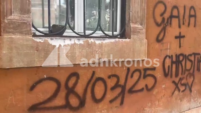 Roma, lite fra stranieri con lancio di pietre: danneggiate sette auto e un'abitazione Roma, lite fra stranieri con lancio di pietre: danneggiate sette auto e un'abitazione