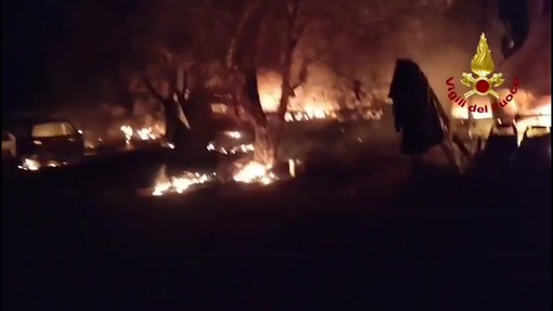 Manduria, vasto incendio distrugge 22 auto e colpisce un immobile