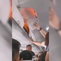 Batteria portatile prende fuoco su un aereo cinese, panico a bordo Batteria portatile prende fuoco su un aereo cinese, panico a bordo