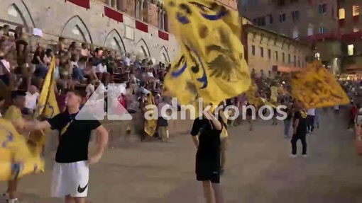 Palio di Siena, Aquila trionfa dopo 34 anni: i festeggiamenti in piazza del Campo