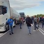 Ex Ilva Taranto, gli operai continuano a bloccare le strade: le immagini della lunga coda sulla statale Ex Ilva Taranto, gli operai continuano a bloccare le strade: le immagini della lunga coda sulla statale