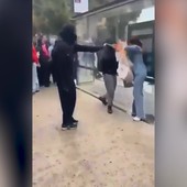 Proteste Marsiglia, uomo incappucciato ustiona volto di una donna con spray lanciafiamme Proteste Marsiglia, uomo incappucciato ustiona volto di una donna con spray lanciafiamme