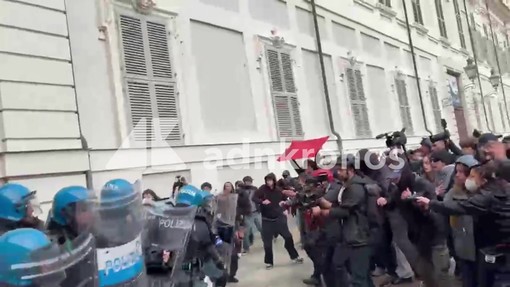 Cortei a Torino, manifestanti cercano di forzare il blocco: le cariche della polizia Cortei a Torino, manifestanti cercano di forzare il blocco: le cariche della polizia