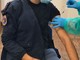 Un poliziotto si sottopone al vaccino Astrazeneca