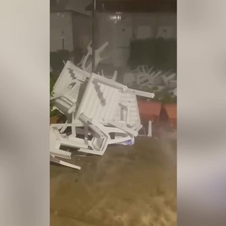 Maltempo, devastanti raffiche di vento in Toscana: tavoli e sedie spazzati via a Larciano