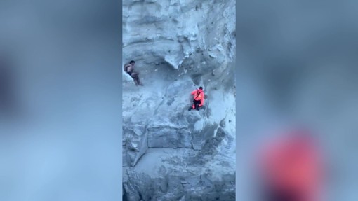Si arrampica sulla scogliera e resta bloccato, l'intervento dei soccorsi a Bacoli