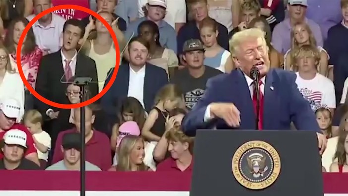 Imita Trump alle sue spalle durante un comizio, il video virale Imita Trump alle sue spalle durante un comizio, il video virale