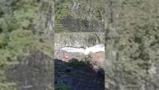 Alluvione in Nepal, operai di una diga rischiano di essere travolti dalla furia dell'acqua Alluvione in Nepal, operai di una diga rischiano di essere travolti dalla furia dell'acqua