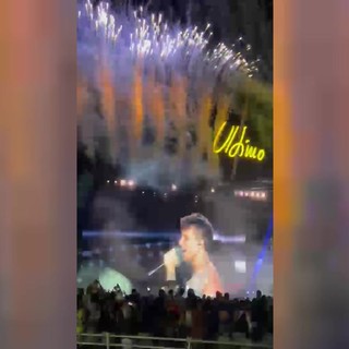 Ultimo, si chiude il concerto-evento: "Siamo nella storia"