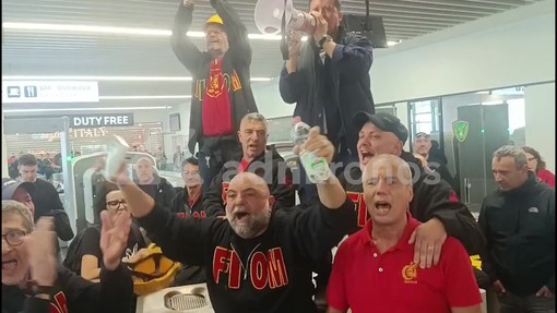 Ex Ilva, operai bloccano l'aeroporto di Genova: "Le piste sono chiuse" Ex Ilva, operai bloccano l'aeroporto di Genova: "Le piste sono chiuse"