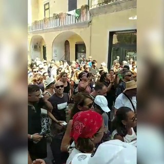A Pozzuoli la protesta dei residenti: "Il governo dov'è? Vogliamo un tetto sulla testa"
