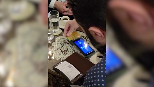 Siria, il presidente paga un caffè con carta Visa per festeggiare la fine delle sanzioni