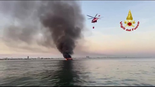 Yacht in fiamme a Jesolo, l'intervento dei vigili del fuoco in elicottero Yacht in fiamme a Jesolo, l'intervento dei vigili del fuoco in elicottero