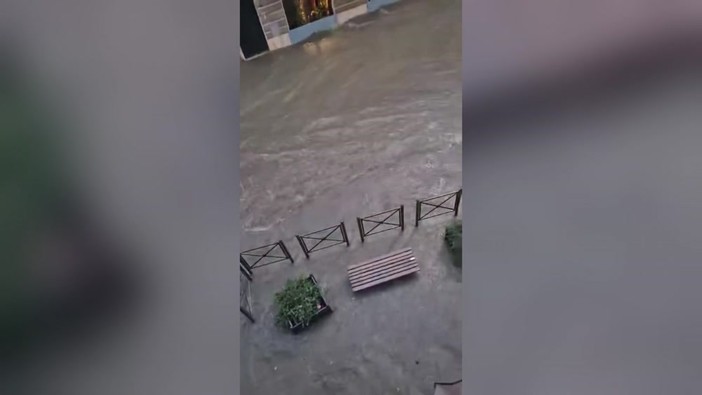 Maltempo in Liguria, a Chiavari auto come gommoni sulle strade