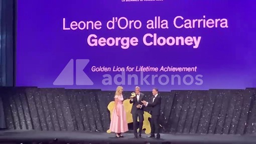 Leone d'oro alla carriera per George Clooney, è standing ovation a Venezia 2026