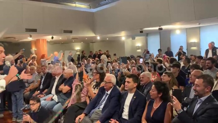 Torino, una donna contesta Vannacci e viene allontanata. Lui: "È antidemocratica"