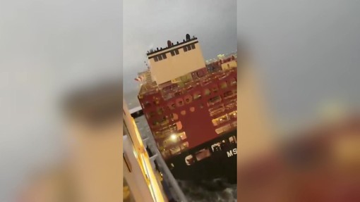 Paura in Germania, nave da crociera si scontra con portacontainer