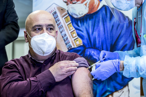 Uomo sottoposto a vaccinazione anti Covid