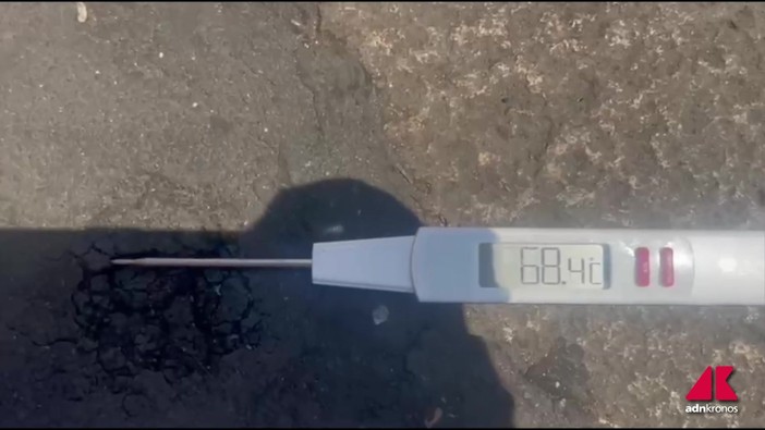 Caldo, a Roma l'asfalto sfiora i 70 gradi: la prova del termometro