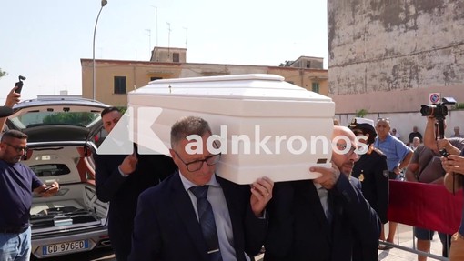 Funerali Lorena Isceri, salma arrivata a Squinzano. La commozione dei familiari