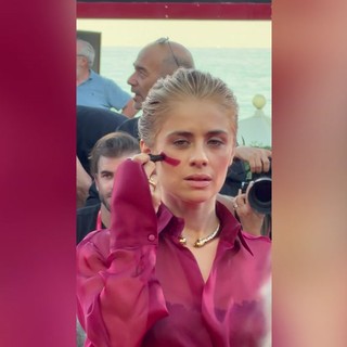 Venezia 83, Greta Scarano sul red carpet con il segno rosso contro la violenza sulle donne Venezia 83, Greta Scarano sul red carpet con il segno rosso contro la violenza sulle donne