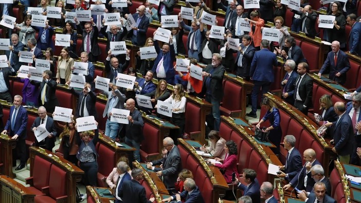 Legge elettorale, l'opposizione riempie l'Aula di cartelli 'Truffa' e 'Imbroglio'