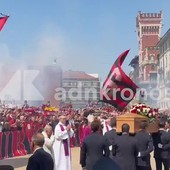 Baresi, centinaia di tifosi per l'ultimo saluto tra fumogeni e bandiere con n.6