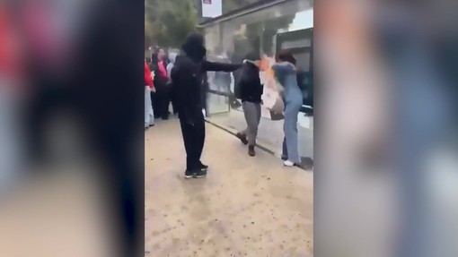 Proteste Marsiglia, uomo incappucciato ustiona volto di una donna con spray lanciafiamme