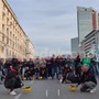 Ex Ilva, terzo giorno di protesta a Genova: "Non accettiamo chiusura e ammortizzatori sociali" Ex Ilva, terzo giorno di protesta a Genova: "Non accettiamo chiusura e ammortizzatori sociali"