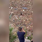 Bambino nuota tra i detriti in Nepal, le persone riprendono la scena invece di aiutarlo Bambino nuota tra i detriti in Nepal, le persone riprendono la scena invece di aiutarlo