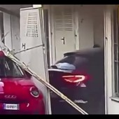Blitz da film nel covo dei rapinatori, tenta la fuga usando l'auto come bulldozer
