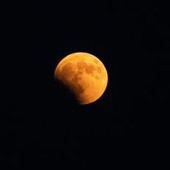 Eclissi lunare del 28 agosto, nessun rischio per gli occhi: ecco quando e dove vederla