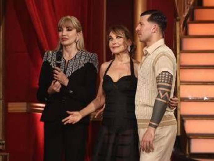 D'Urso show a Ballando, in lacrime per la madre poi attacca: &quot;Dette cose non vere&quot;