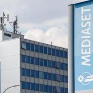 Sorpasso storico Mediaset in prime time su Rai nel periodo delle Strenne