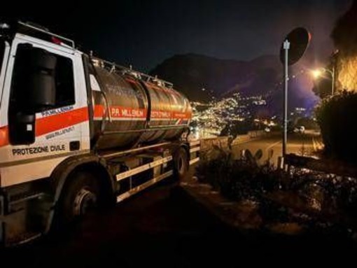 Vasto incendio a Positano provoca frana su strada 'Amalfitana', al lavoro vigili del fuoco Vasto incendio a Positano provoca frana su strada 'Amalfitana', al lavoro vigili del fuoco