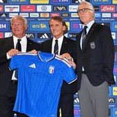 La Nazionale riparte dal tridente Malagò-Mancini-Ranieri: "Vogliamo vincere e riportare i giovani a vedere l'Italia ai Mondiali" La Nazionale riparte dal tridente Malagò-Mancini-Ranieri: "Vogliamo vincere e riportare i giovani a vedere l'Italia ai Mondiali"