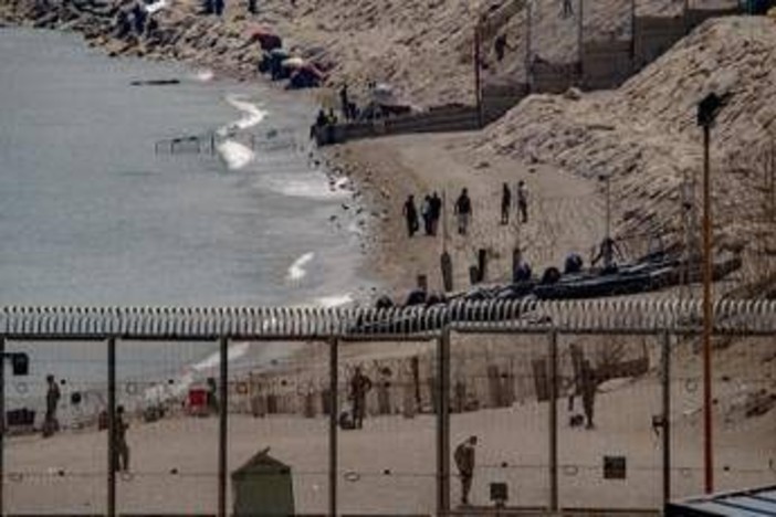 Migranti, Parlamento europeo condanna regolarizzazione Spagna: "Più protezione frontiere"