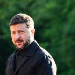 Ucraina, Zelensky firma legge che frena anticorruzione: migliaia protestano in piazza